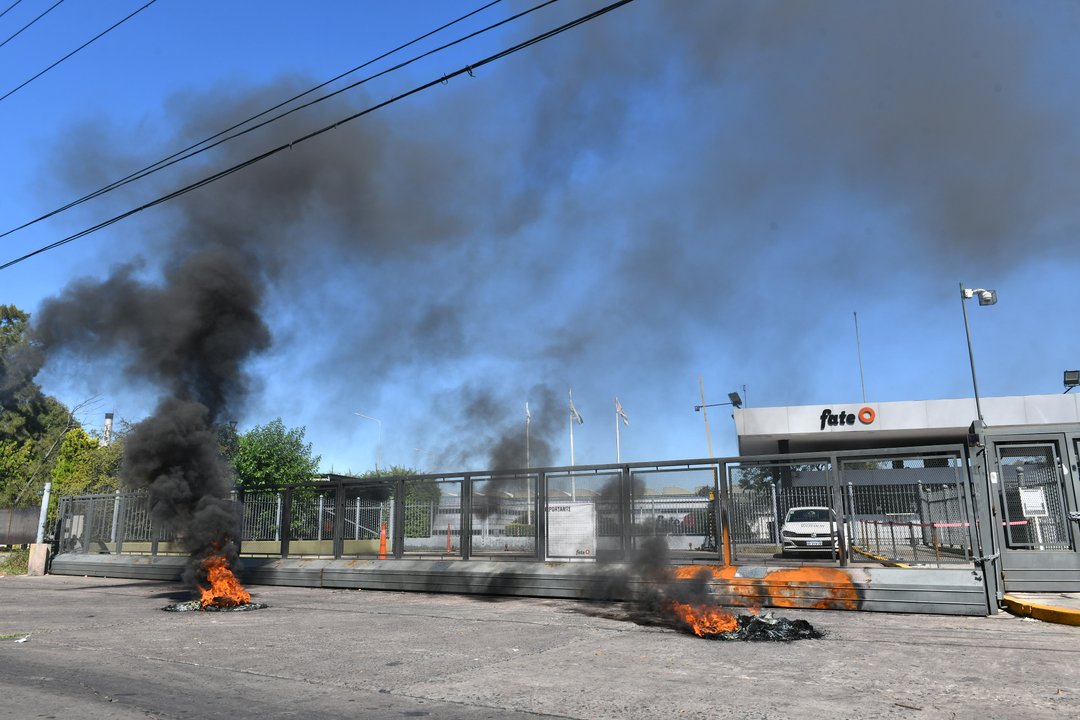 Trabajadores de FATE resisten el cierre de la planta