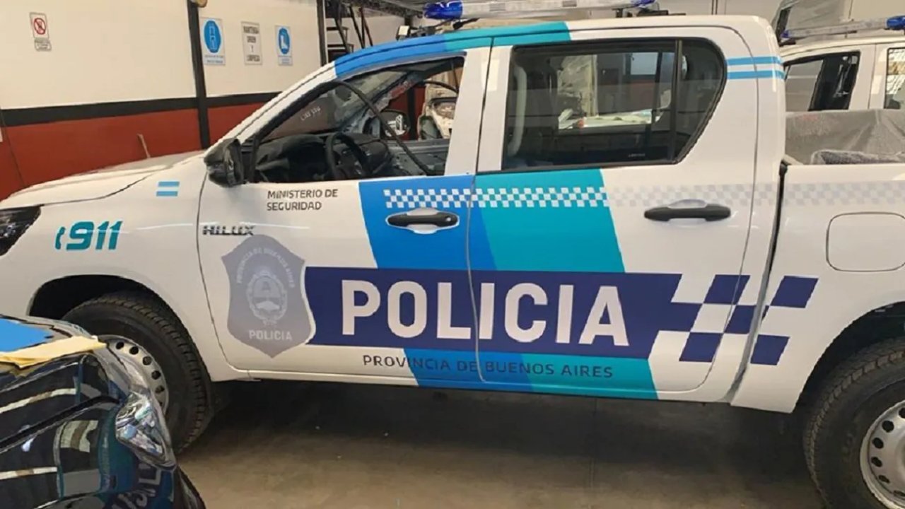 Móvil policial en un operativo por intento de femicidio en Junín