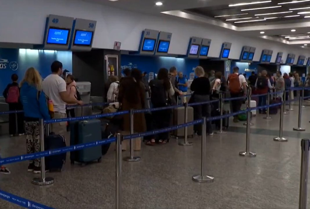 Pasajeros en aeropuerto argentino durante enero récord