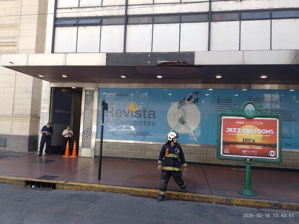 Operativo de evacuación en edificio anexo al Teatro Cervantes en Buenos Aires