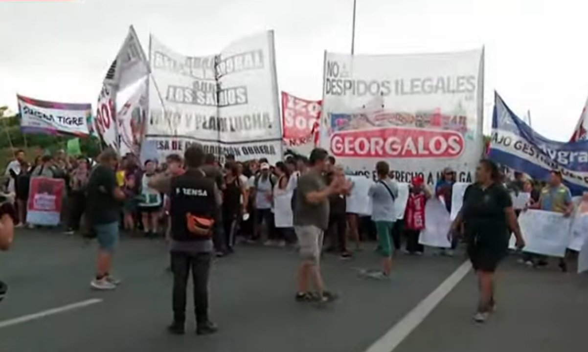 Trabajadores de Fate y organizaciones sociales cortan parcialmente la Autopista Panamericana a la altura de Virreyes