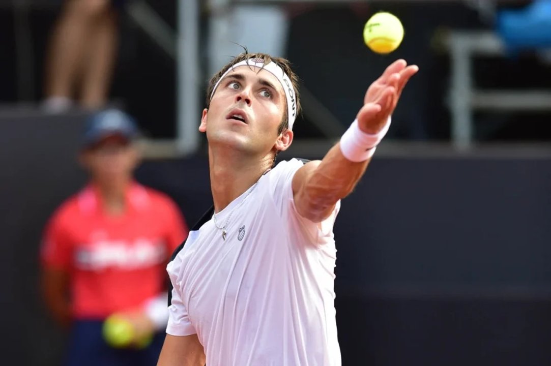 Tomás Etcheverry en acción sobre polvo de ladrillo en el Río Open