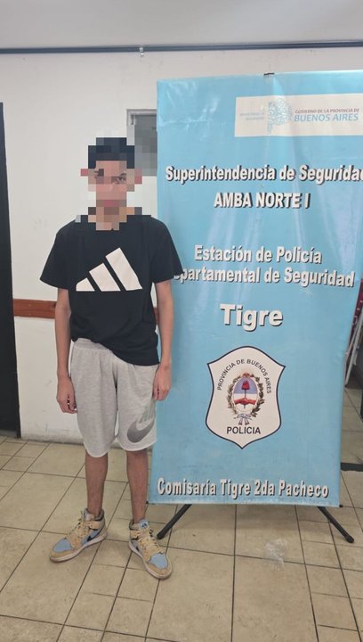 Patrullero policial en operativo en el conurbano bonaerense