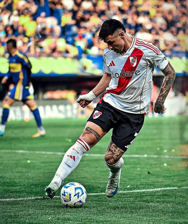 Adam Bareiro festejando un gol, nuevo refuerzo de Boca Juniors