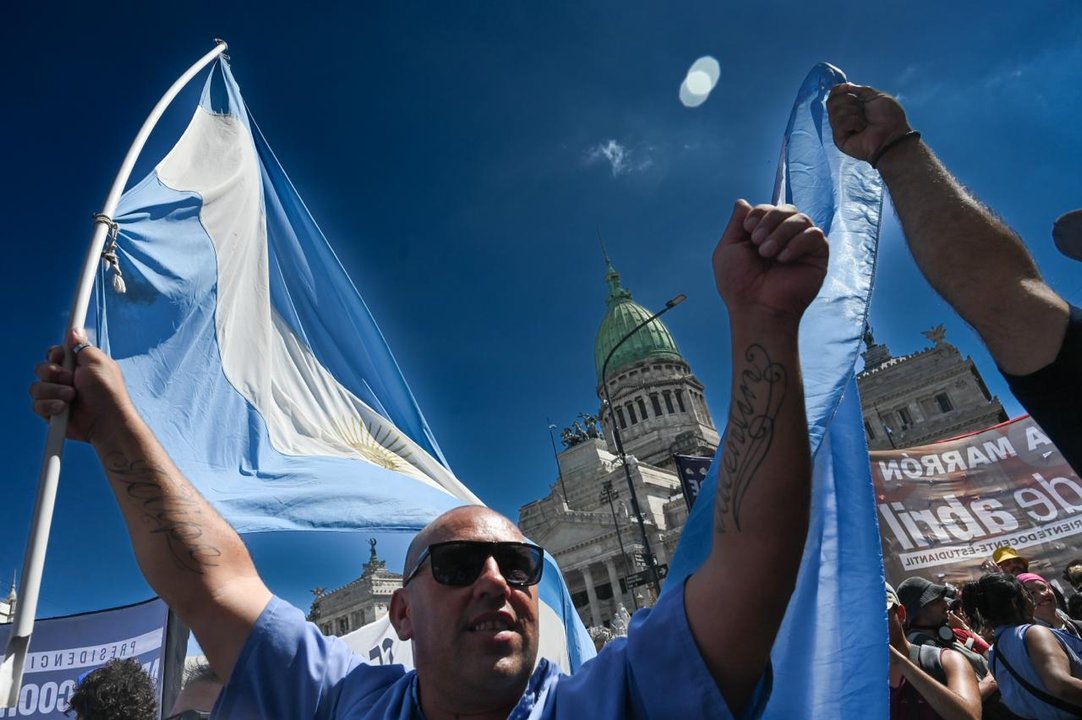 Manifestantes frente al Congreso durante la marcha contra la reforma laboral