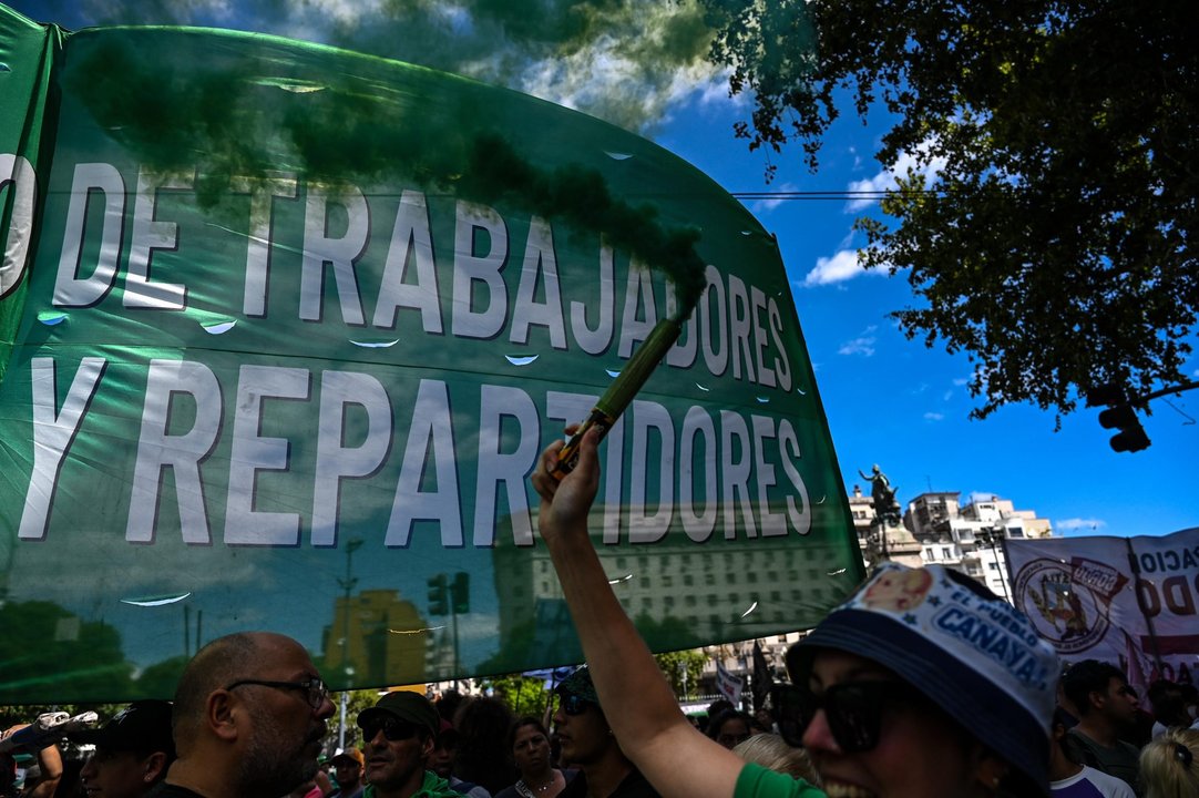 Manifestantes y fuerzas de seguridad en el Puente Pueyrredón