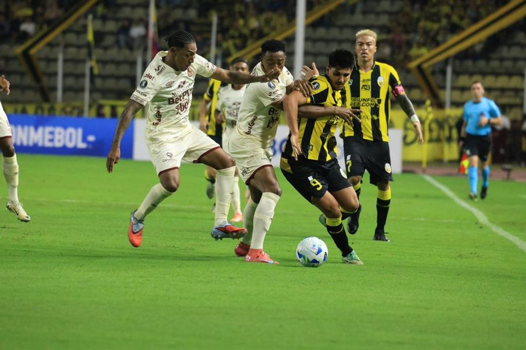 Jugadores de Tolima celebran su gol ante Deportivo Táchira en la Copa Libertadores