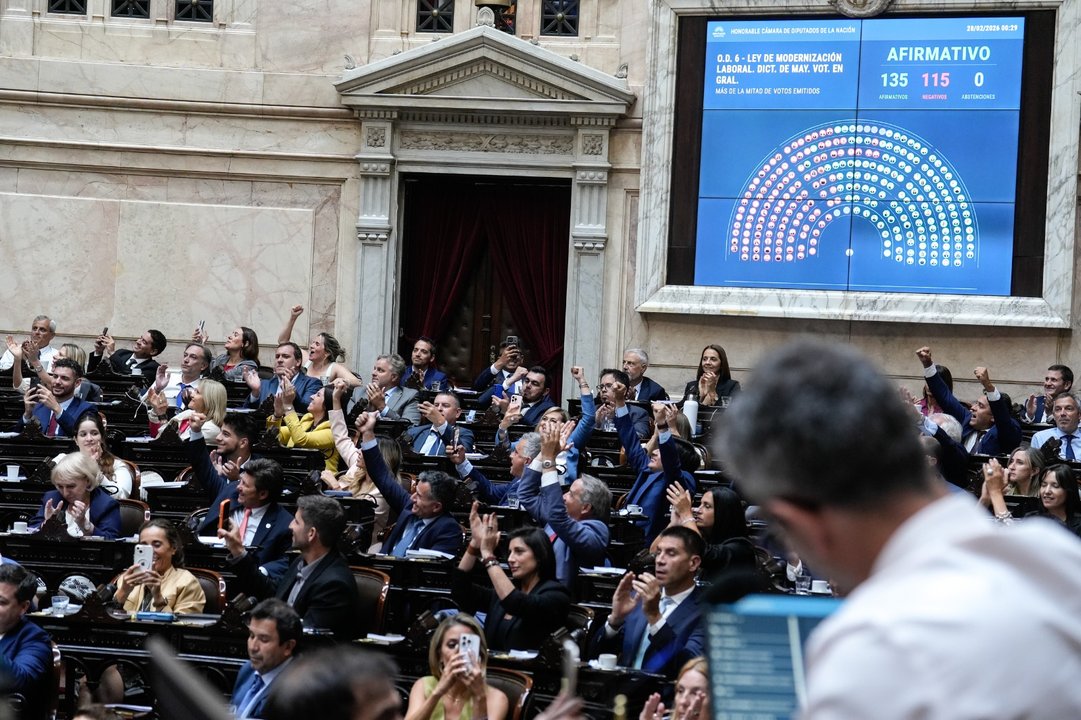 Diputados debaten la reforma laboral en una sesión tensa