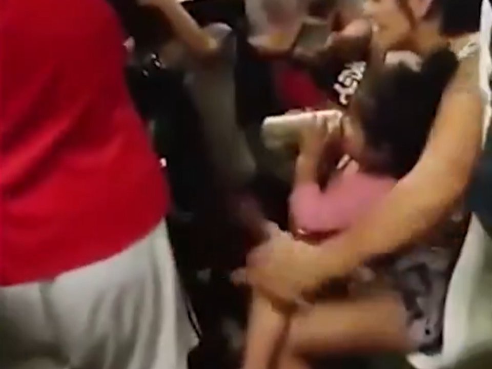 Captura del video donde una mujer le da cerveza a su beba en el Tren San Martín