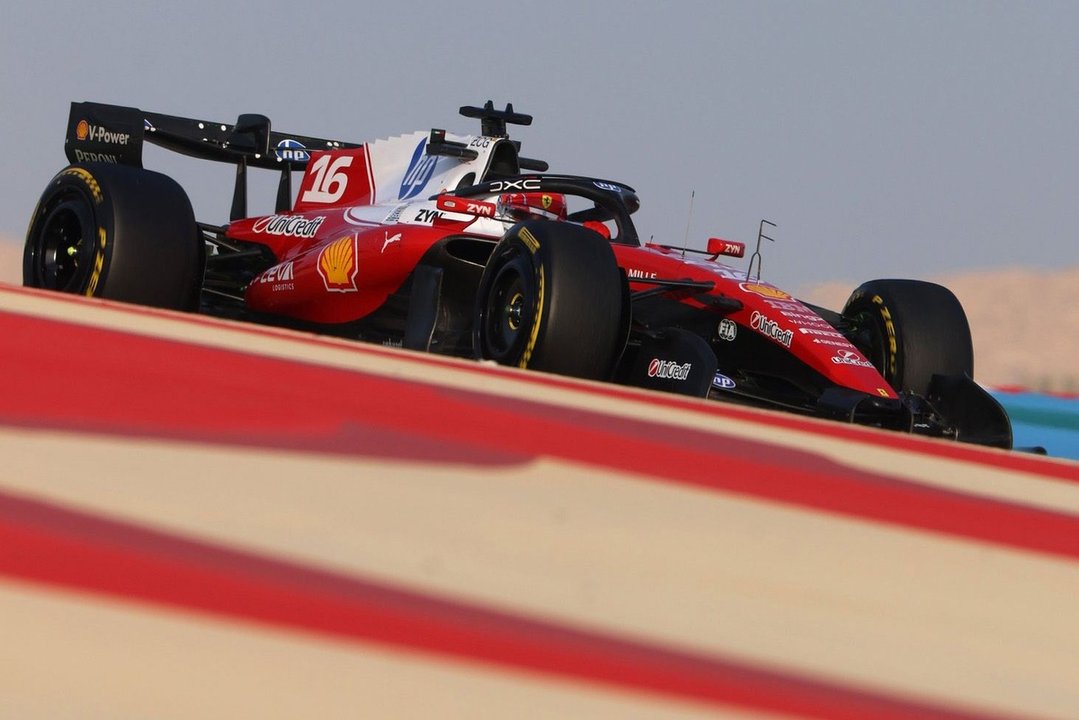 Charles Leclerc al mando de la Ferrari en los test de Bahréin