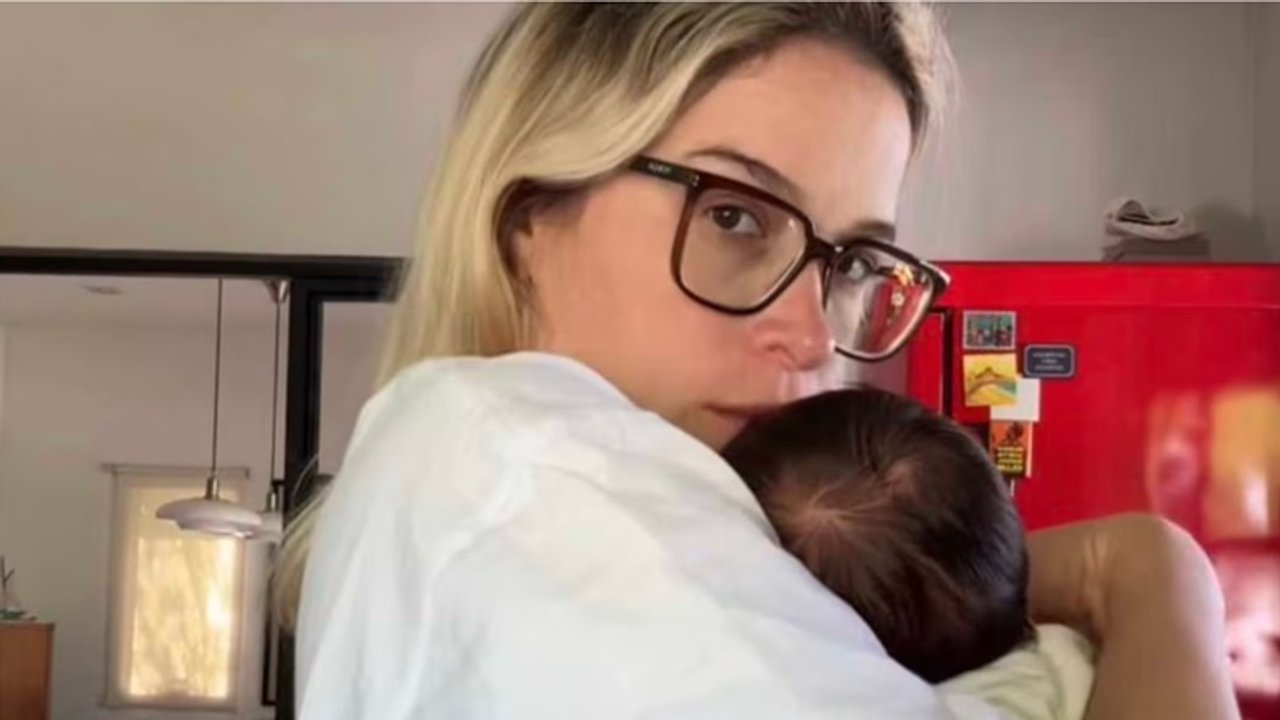 Sofía Pachano junto a su bebé Vito tras la intervención médica
