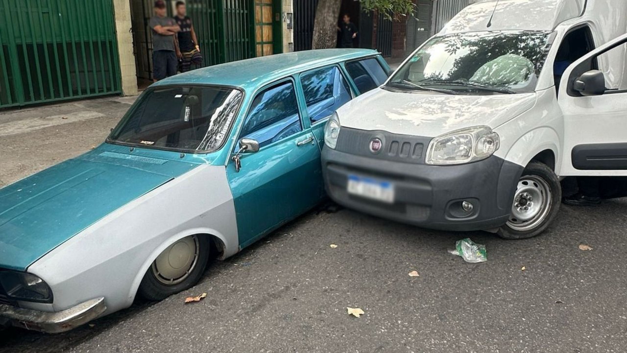 Patrullero policial en operativo de detención