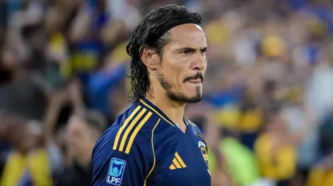 Edinson Cavani se va sustituido en La Bombonera tras una floja actuación