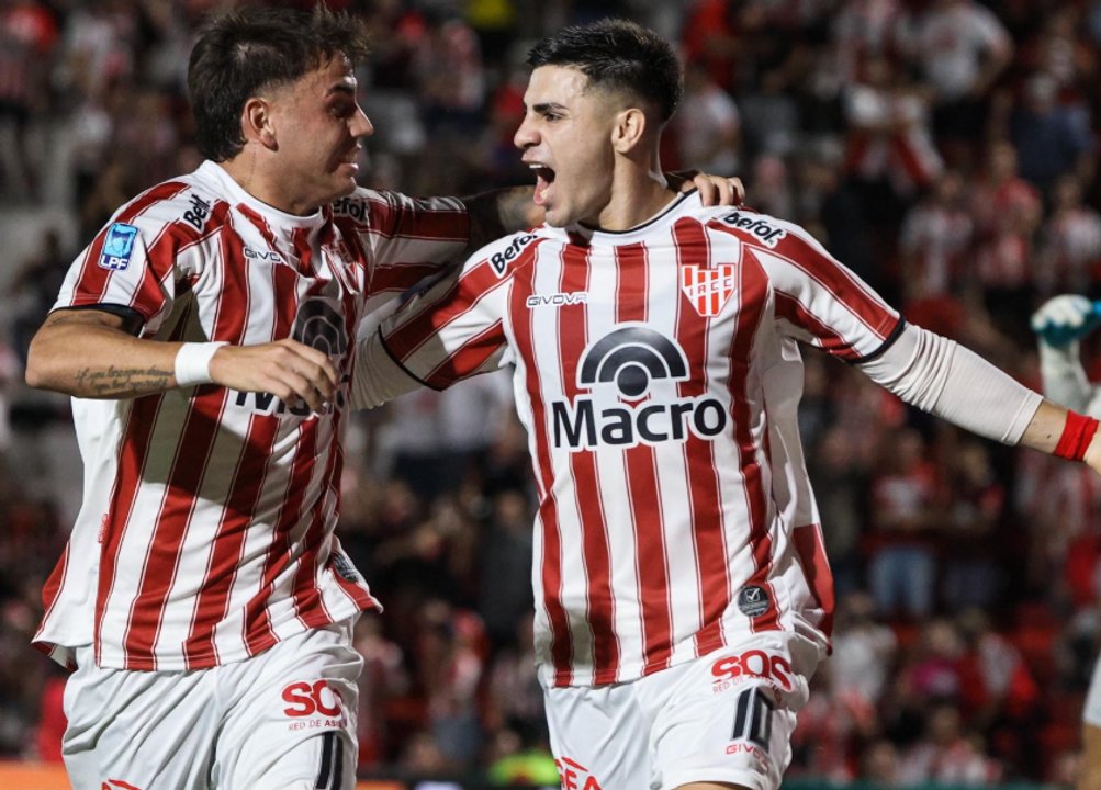Atlético Tucumán protesta por un penal cobrado por Fernando Espinoza ante Instituto