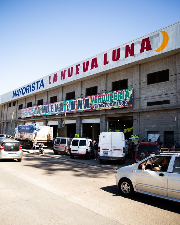 Fachada de la verdulería La Nueva Luna en Loma Hermosa con clientes aprovechando ofertas