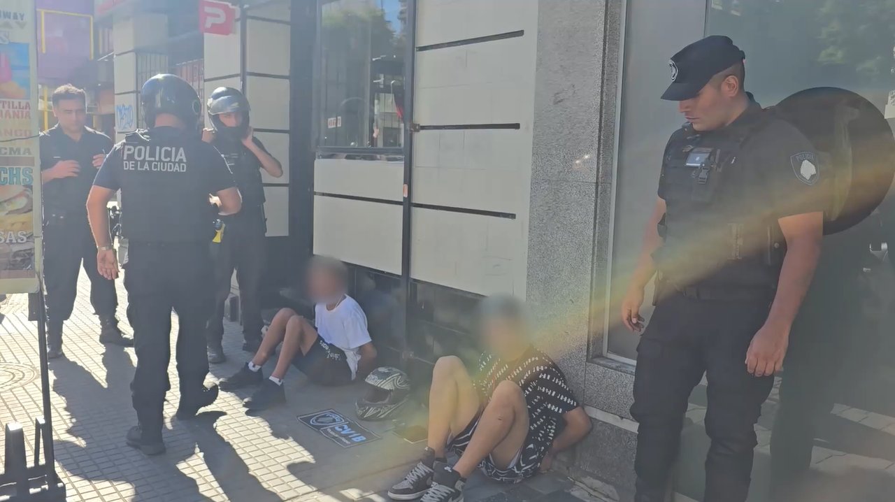Patrullero policial en operativo en el barrio de Monserrat