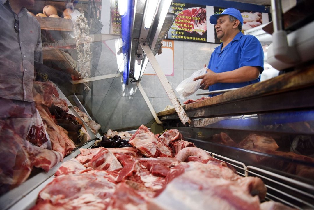 Cortes de carne vacuna en una carnicería argentina