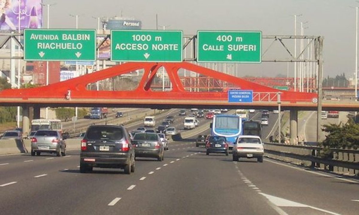Patrulleros y ambulancias trabajando en un choque múltiple sobre la General Paz