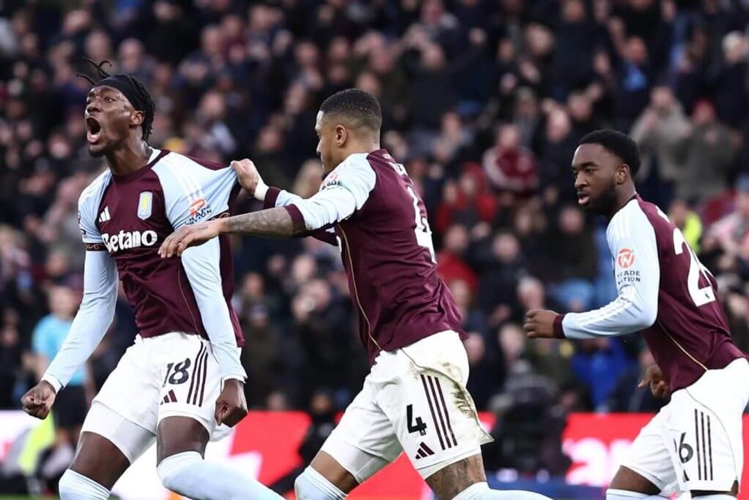 Emiliano Dibu Martínez en Aston Villa frente a Leeds United