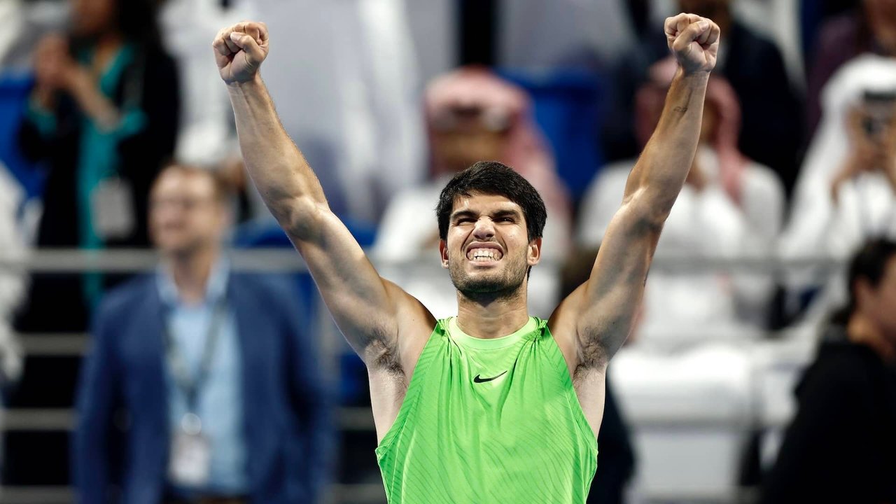 Carlos Alcaraz levantando el trofeo del ATP 500 de Doha