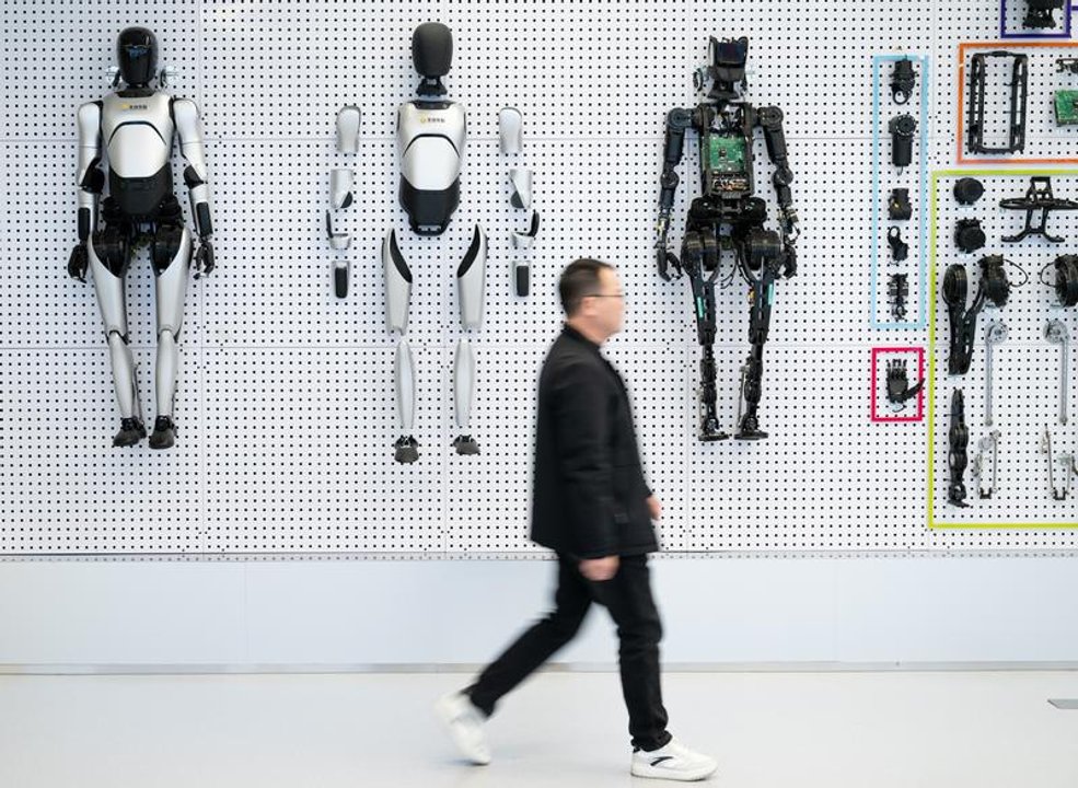 Robots humanoides participan en espectáculos por el Año Nuevo chino en China