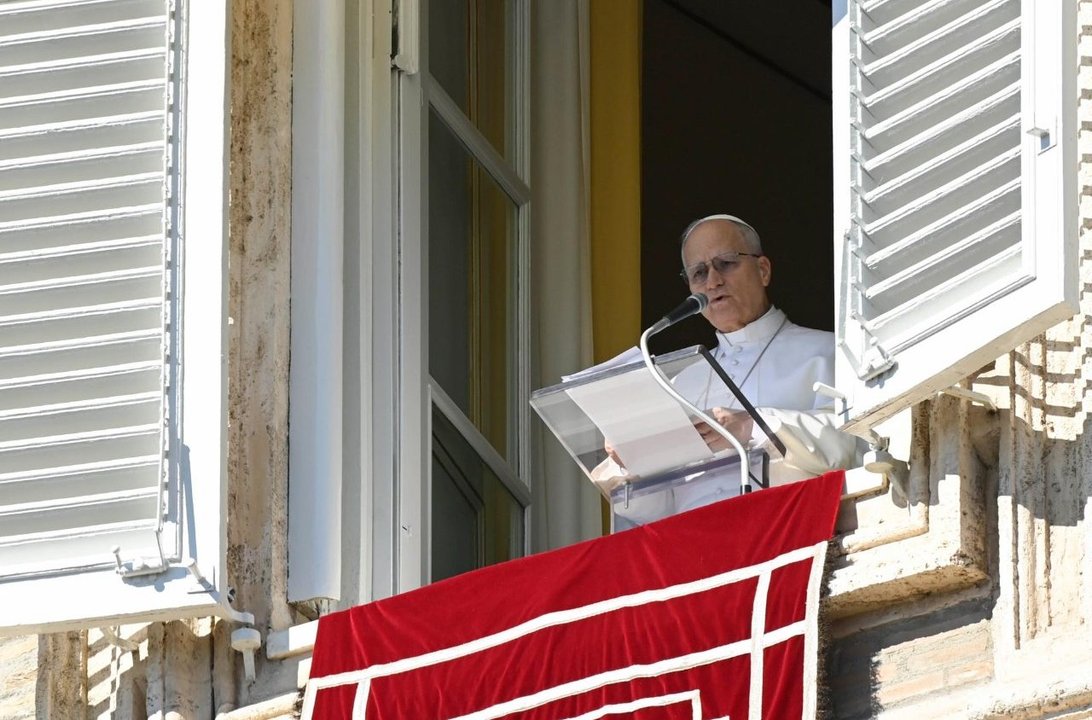 El papa León XIV durante el Ángelus en el Vaticano