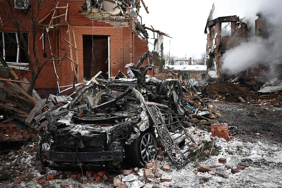 Bomberos y rescatistas trabajan entre escombros tras un bombardeo en los suburbios de Kiev