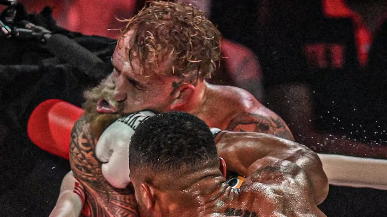 Jake Paul en combate de boxeo
