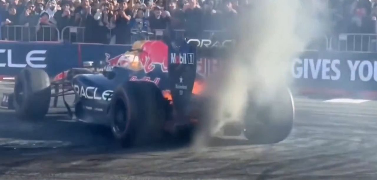 El Red Bull de Yuki Tsunoda envuelto en humo y llamas durante una exhibición en San Francisco