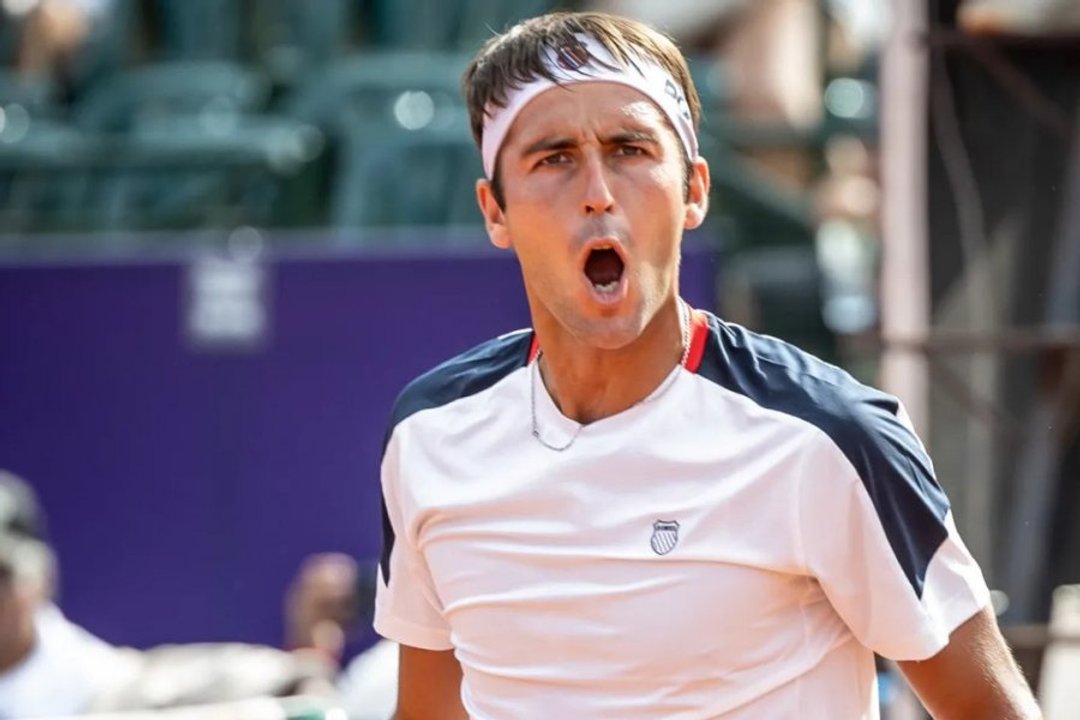 Tomás Etcheverry celebra su triunfo en el Río Open