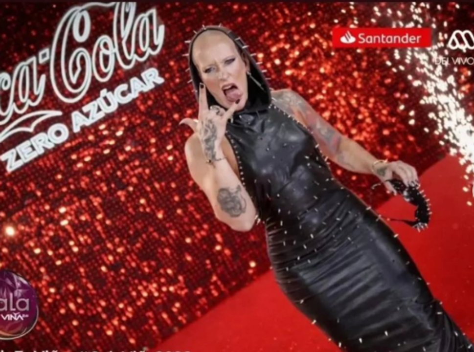 Juliana Furia Scaglione en la alfombra roja de Viña 2026 con look rockero y capucha