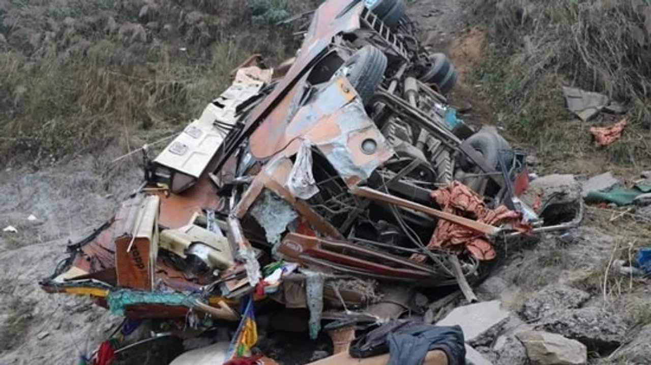 Rescatistas trabajan en el micro caído al río Trishuli en Nepal