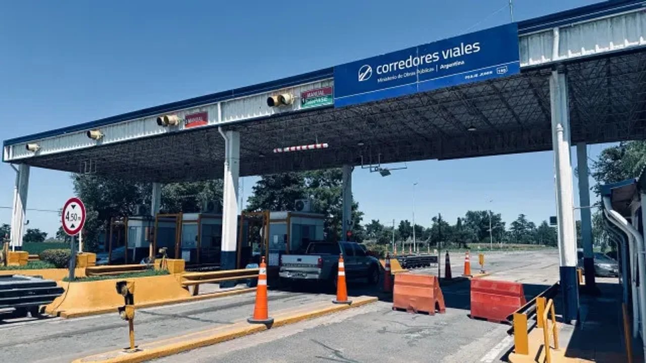 Camiones circulando por una ruta nacional concesionada en Argentina