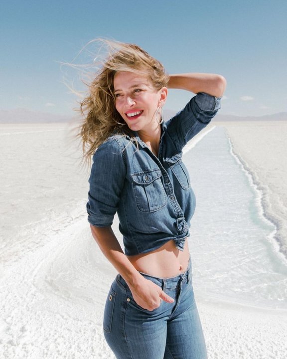 Luisana Lopilato junto a paisajes nevados durante una entrevista televisiva