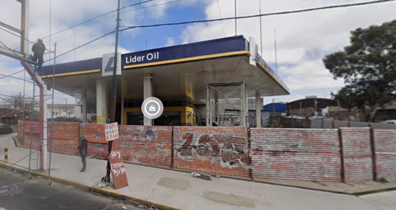 Patrullero y móviles policiales en una estación de servicio de Lanús