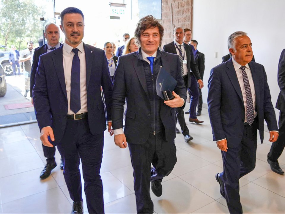 Urna y boletas en elección comunal en Mendoza
