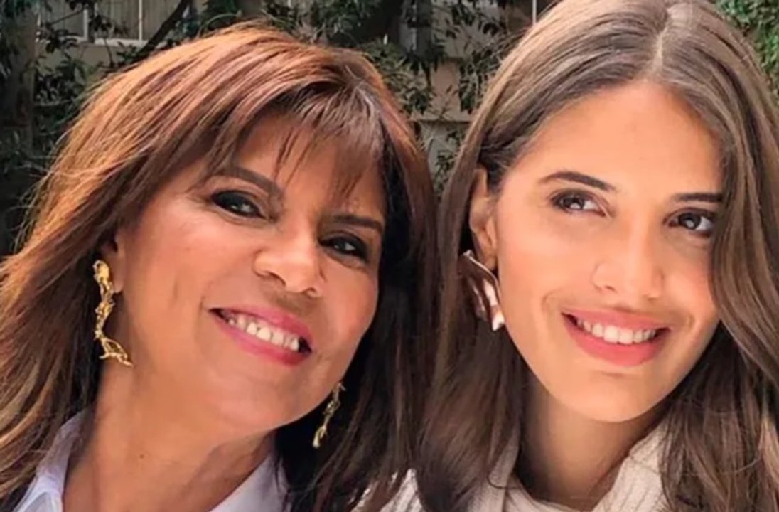 Anamá Ferreira junto a su hija Taína Laurino, quien anunció su embarazo