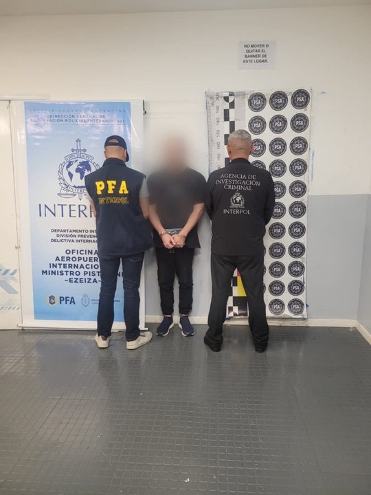 Traslado de un detenido en operativo internacional