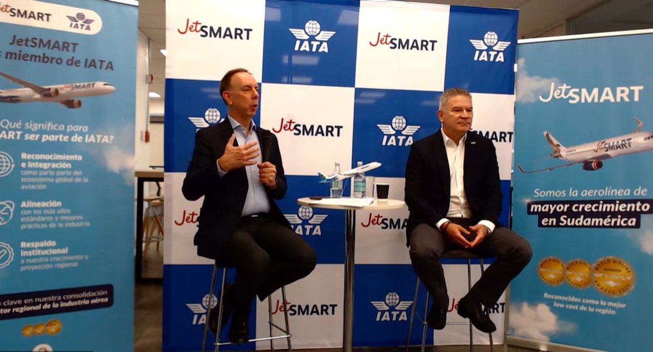 Avión de JetSMART en plataforma de aeropuerto