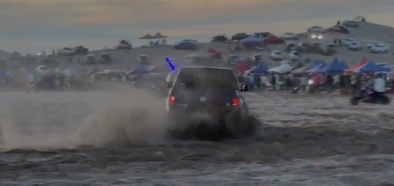 Camioneta realizando maniobras peligrosas en los médanos de Villa Gesell
