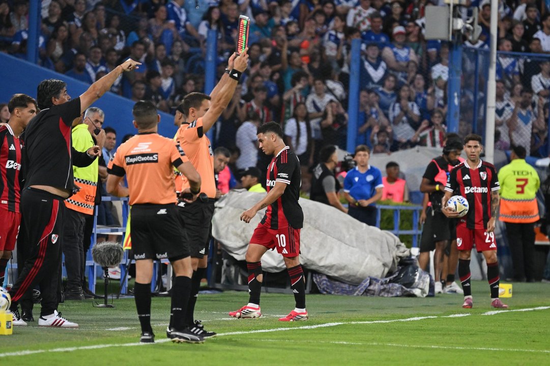 Kendry Páez con el brazo inmovilizado tras su lesión en River