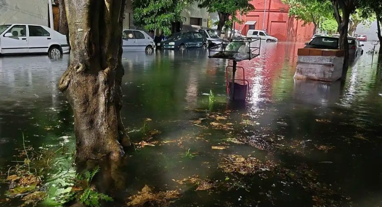 Calles anegadas en el AMBA tras un fuerte temporal