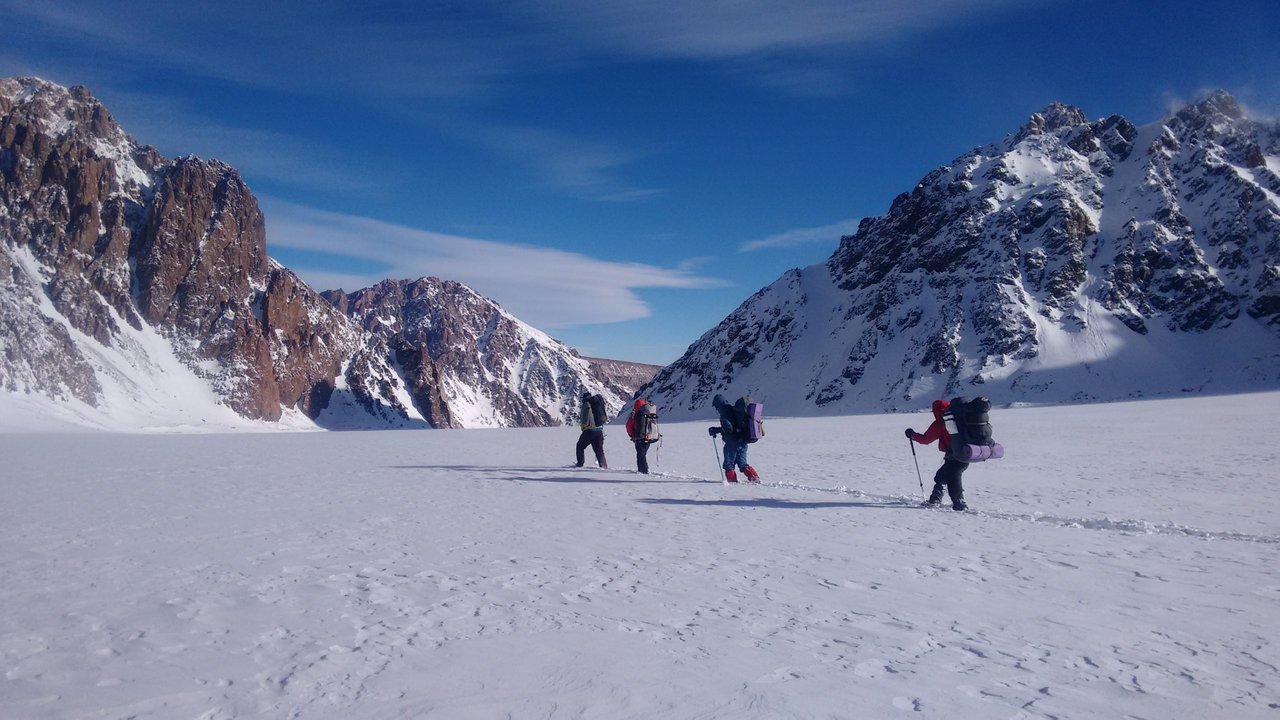 Senderistas recorriendo la cordillera de los Andes en Mendoza