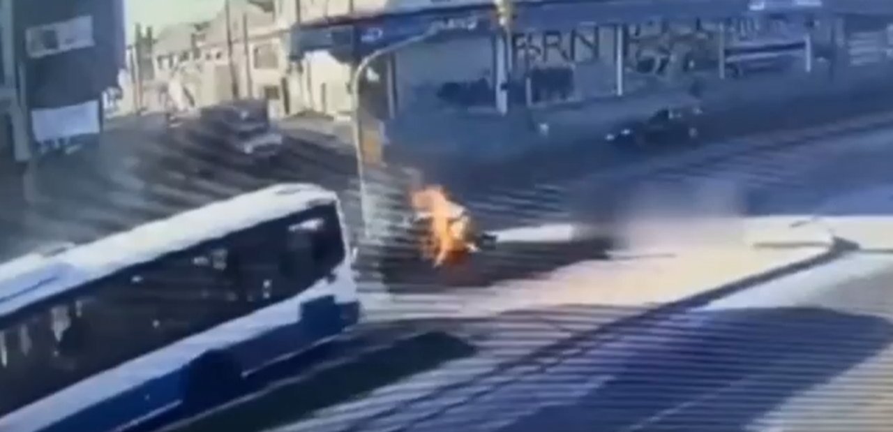 Patrulleros y servicios de emergencia en el lugar del choque en el Metrobús de La Matanza