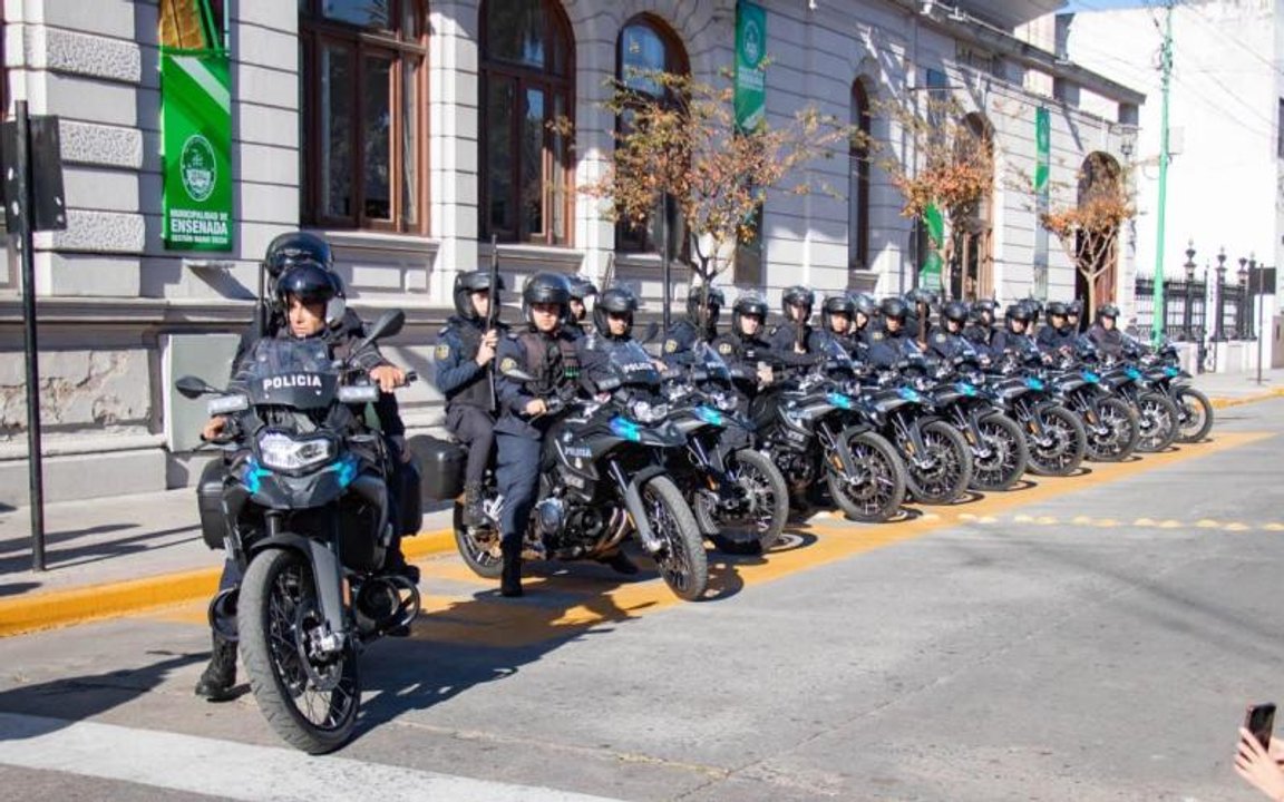 Patrullero policial y escena de robo con motochorros en Ensenada