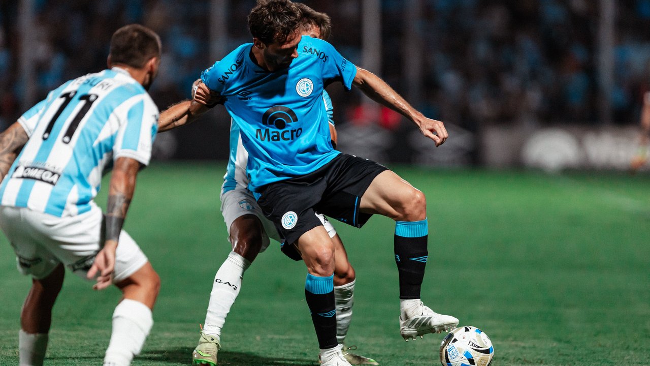 Belgrano celebra uno de los goles ante Atlético Tucumán en el Torneo Apertura