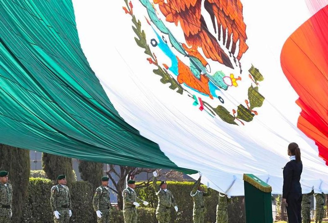 Claudia Sheinbaum encabeza el acto por el Día de la Bandera en México