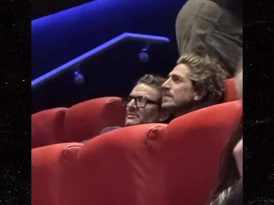 Pedro Pascal y Rafael Olarra caminando por Beverly Hills
