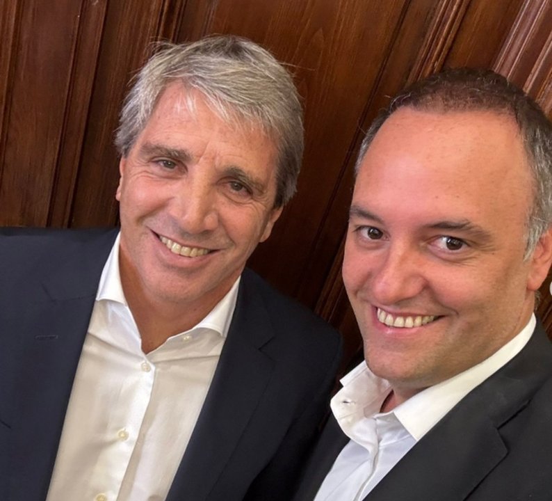Luis Caputo y Manuel Adorni celebran el superávit de Aerolíneas Argentinas
