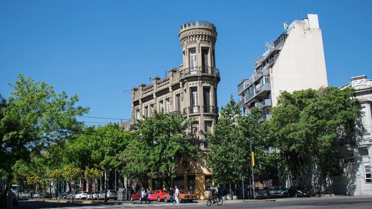 Fachada de la Torre del Fantasma en el barrio de La Boca